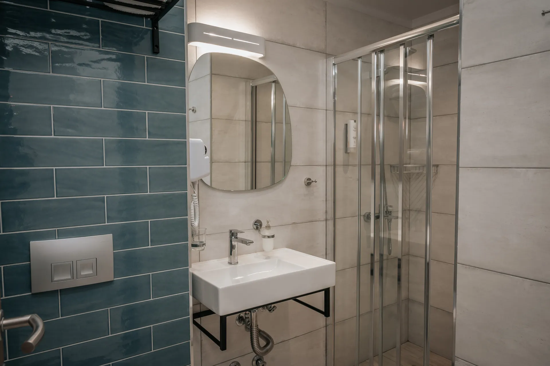 Tiara Holidays - Elizabeth Queen Luxury Rooms - Standard Double - bathroom